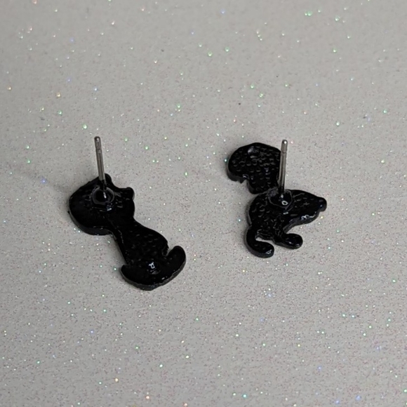 Charlie Brown and Snoopy acrylic stud earrings - Picture 4 of 6